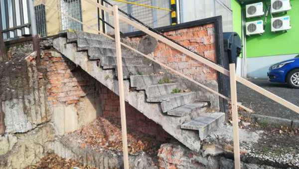 Milovice původní schodiště